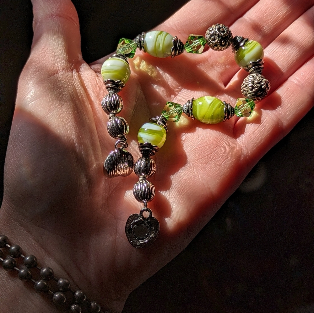 Glass and metal daisy bead bracelet